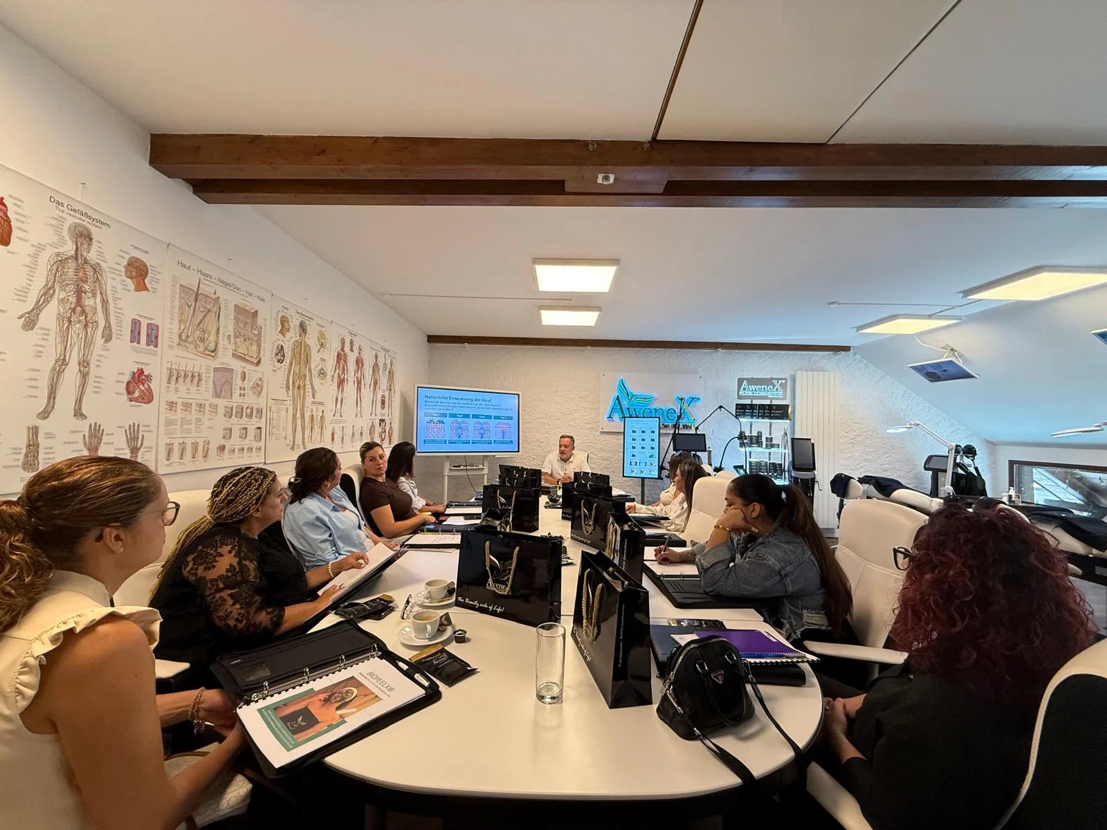 Teilnehmende und Kursleitung im Schulungsraum der AweneX Academy